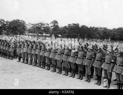 Reichswehr-Einheiten bei der Vereidigung auf Adolf Hitler in Berlin, 1934 Stockfoto