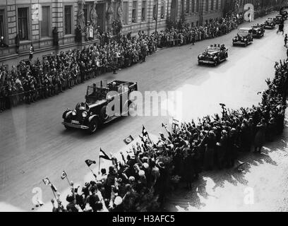 Hindenburg und Hitler auf dem Weg zum Jugend-Kundgebung am 1. Mai 1933 Stockfoto