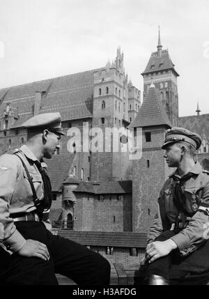 Hitler-Jugend Mitglieder vor der Marienburg in Westpreußen, 1937 Stockfoto