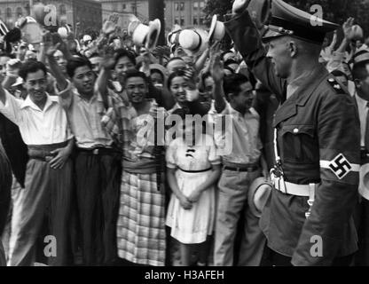 Reinhold Schulze mit Hitler-Jugend-Mitgliedern in Tokio, 1938 Stockfoto