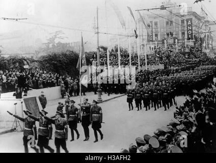 Benito Mussolini bei einer Parade der faschistischen Jugendorganisationen in Padua, 1940 Stockfoto