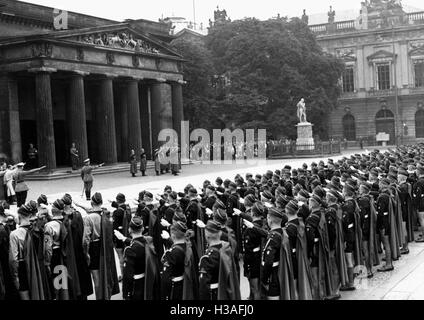 Hitler-Jugend Mitglieder legen einen Kranz vor dem Ehrenmal in Berlin, 1937 Stockfoto