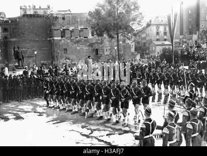 Parade mit Hitler-Jugend Mitglieder vor Benito Mussolini in Rom, 1937 Stockfoto