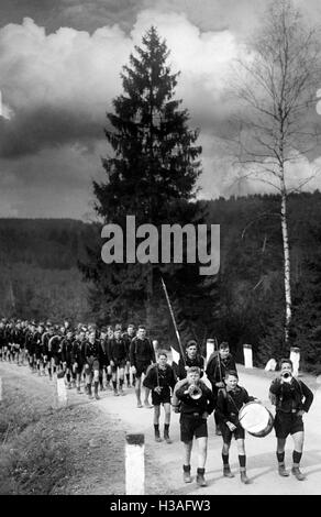 Mitglieder des Deutsches Jungvolk auf dem Vormarsch, 1934 Stockfoto