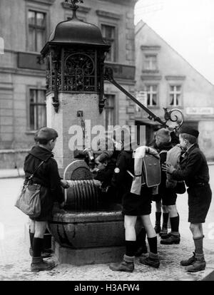 Mitglieder des Deutsches Jungvolk im Dorf nun, 1934 Stockfoto