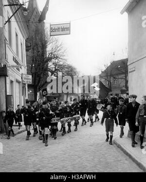 Mitglieder des Deutsches Jungvolk auf dem Vormarsch, 1934 Stockfoto