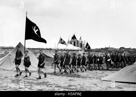 Mitglieder des Deutsches Jungvolk auf dem Vormarsch, 1936 Stockfoto