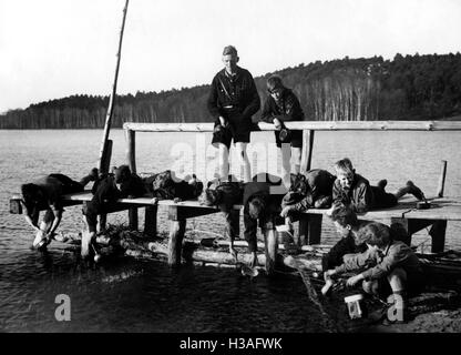 Pimpfe beim Waschen Sie ihr Kochgeschirr, 1934 Stockfoto