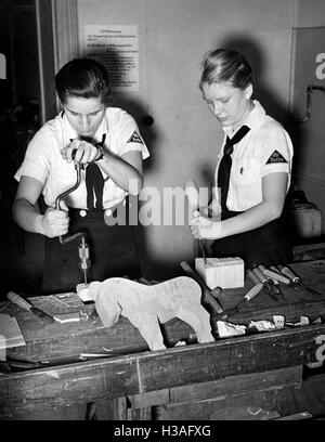 BDM-Mitglieder basteln Weihnachtsgeschenke, Berlin 1939 Stockfoto