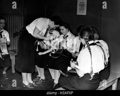 Ausbildung für das Gesundheitswesen des BDM, Berlin 1939 Stockfoto