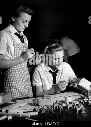 BDM-Mitglieder Basteln für die NSV, 1939 Stockfoto