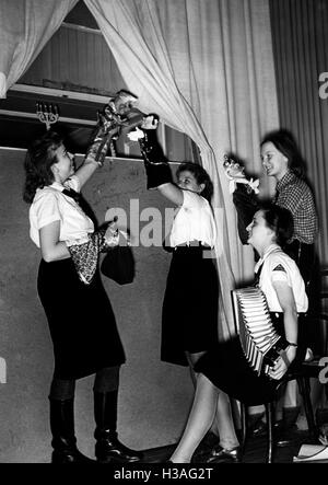 "Puppenspiel der BDM in der Ausstellung '' Jugend im Reich,'' Berlin 1942' Stockfoto