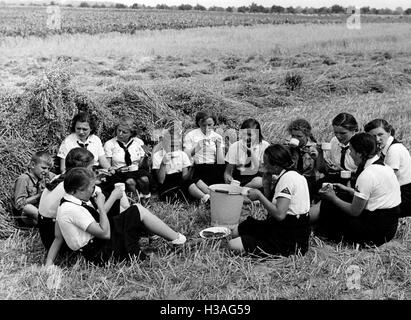 Landdienst Jugend während der Getreideernte, 1939 Stockfoto