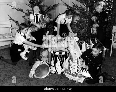 Hitler-Jugend Mitglieder bringen ein Geschenk, Joseph Goebbels, 1937 Stockfoto