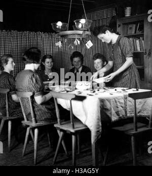 Landdienst Mädchen mit Abendessen, 1942 Stockfoto