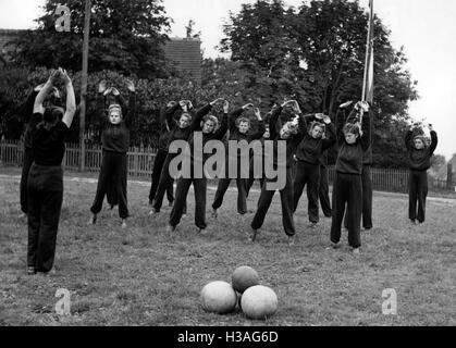 BDM-Mädchen machen Frühstück Sport, 1941 Stockfoto