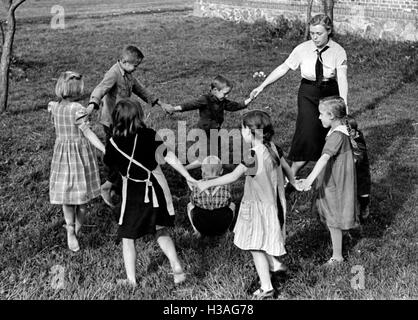 BDM-Mädchen als Kind Pflegedienst, 1940 Stockfoto