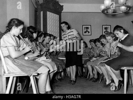 Landjahrmaedel musizieren, 1941 Stockfoto