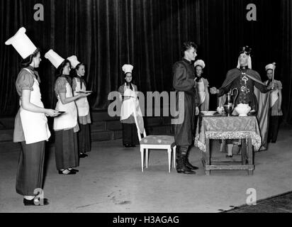Mitglieder der BDM-Werk Glaube Und Schoenheit (BDM-Arbeit, glaube und Schönheit Gesellschaft) spielen Theater, 1942 Stockfoto