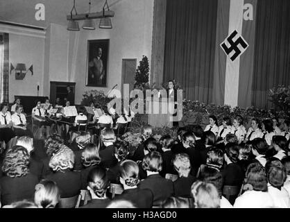 "Jutta Ruediger bei der Eröffnung der"Woche des Berufstaetigen Mädels'' (Woche arbeitenden Mädchen), Berlin 1940' Stockfoto