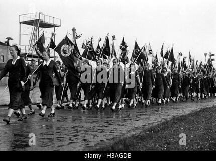 Marsch der BDM nach einem Sportfest in Berlin, 1933 Stockfoto