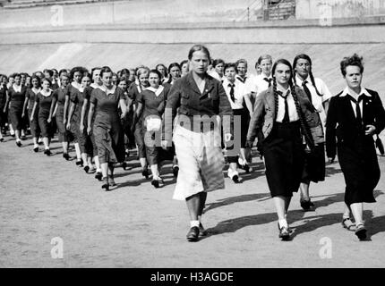 Marsch der BDM nach einem Sportfest in Berlin, 1933 Stockfoto