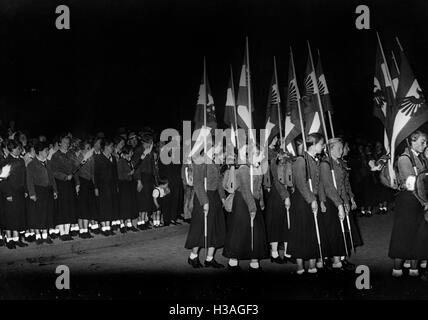 Fahnen-Präsentation des BDM in Berlin, 1936 Stockfoto