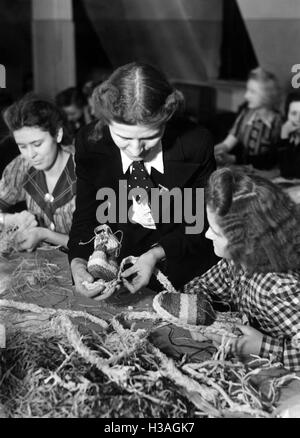 Mitglieder der nationalsozialistischen Frauenliga machen Stroh Sandalen, 1941 Stockfoto