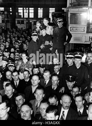 BVG-Mitarbeiter während Goebbels Rede, 1939 Stockfoto