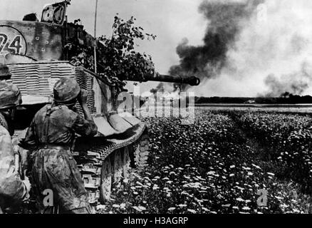 Tiger ich und Fallschirmjäger in der Nähe der Grenze zu Litauen, 1944 Stockfoto