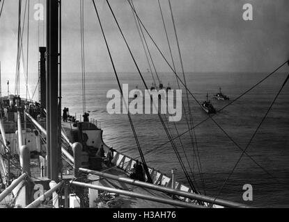 "Ansicht von das Passagierschiff"Scharnhorst"auf einer Schnellbootflottille, 1935" Stockfoto