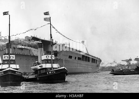 "Schlepper ziehen die"Graf Zeppelin", 1938" Stockfoto