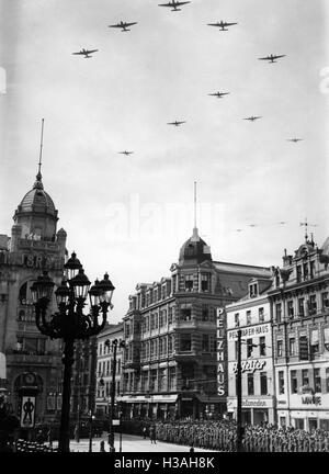 Geschwader fliegen über das Rathaus anlässlich der Hochzeit von Göring, 1935 Stockfoto