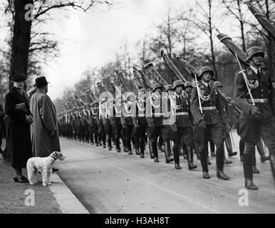 Marschieren Sie vorbei der Soldaten der Luftwaffe eine Flagge Weihe, 1937 Stockfoto