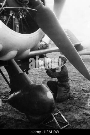 Prüfung der Bombe Aussetzung der ein Dive Bomber Flugzeug, 1939 Stockfoto