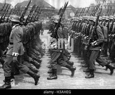 Soldaten der Wehrmacht paradieren durch Berlin, 1938 Stockfoto