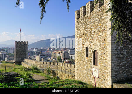 Blick auf Mazedoniens Hauptstadt Skopje, mit Skopje Türme Wand und beobachten. Stockfoto