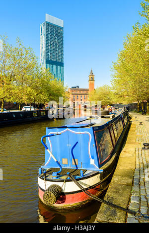 Narrowboat auf der Bridgewater Canal Castlefield Manchester mit dem Beetham Tower auf die skyline Stockfoto