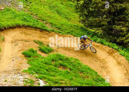 Reiter auf bermed Track während Pass'Portes du Soleil MTB 2016 ein Mountain bike Event über die französisch-schweizerischen Grenze Stockfoto