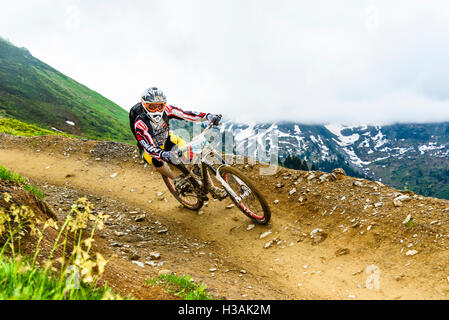 Reiter auf bermed Track während Pass'Portes du Soleil MTB 2016 ein Mountain bike Event über die französisch-schweizerischen Grenze Stockfoto