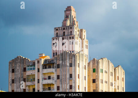 Größte und höchste Gebäude in Havanna Kuba, enorme Hotels mitten in der Stadt, Hotels und Airbnb, Wohngemeinschaften, Jugendherbergen Stockfoto