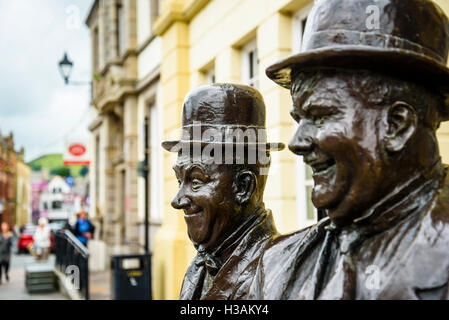 Statue von Laurel und Hardy in Ulverston Cumbria England, wo Stan Laurel geboren wurde Stockfoto