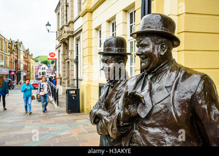 Statue von Laurel und Hardy in Ulverston Cumbria England, wo Stan Laurel geboren wurde Stockfoto