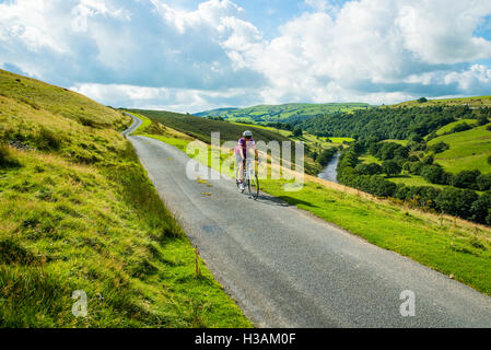 Weibliche Radfahrer auf Fairmile Lane in die Lune Schlucht Cumbria England UK Stockfoto