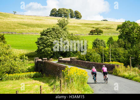 Zwei weibliche Radfahrer auf der Lane in der Nähe von Gaisgill im oberen Lune Valley Cumbria England UK Stockfoto