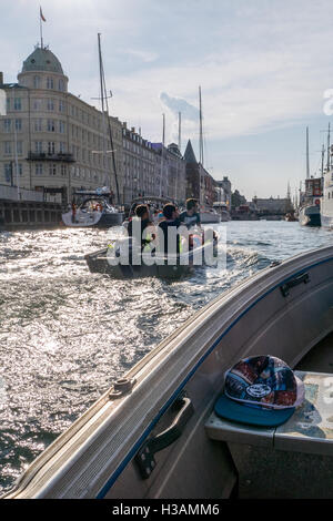 Gruppe der Stadt Besucher aus einem anderen Land genießen den Fluss in Kopenhagen Stockfoto