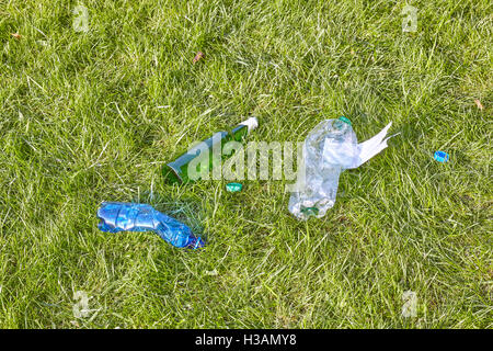 Rasen mit Flaschen, Umweltverschmutzung Konzept Bild übersät. Stockfoto