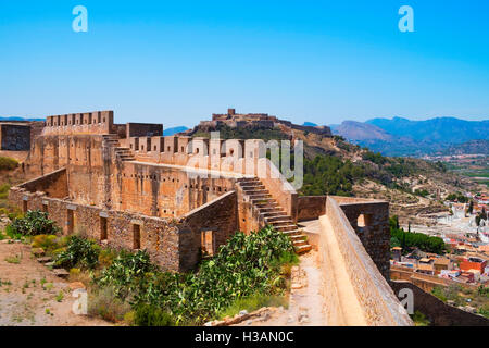 ein Blick auf die maurischen und antiken römischen Reste der Zitadelle von Sagunto, Spanien, in der Spitze eines Hügels Stockfoto