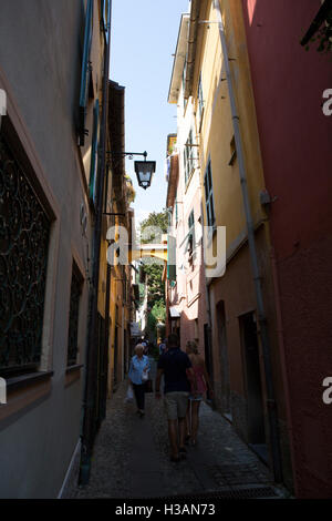 Touristen-Vist das italienische Dorf Portofino in der Nähe von Genow, Italien, fotografieren und die ziemlich bemalten Gebäude zu besuchen. Stockfoto