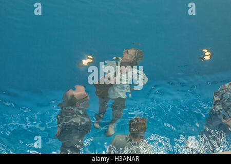 Die gefälschte "Swimming Pool" des argentinischen Künstlers Leandro Ehrlich mit Menschen unter Wasser Stockfoto